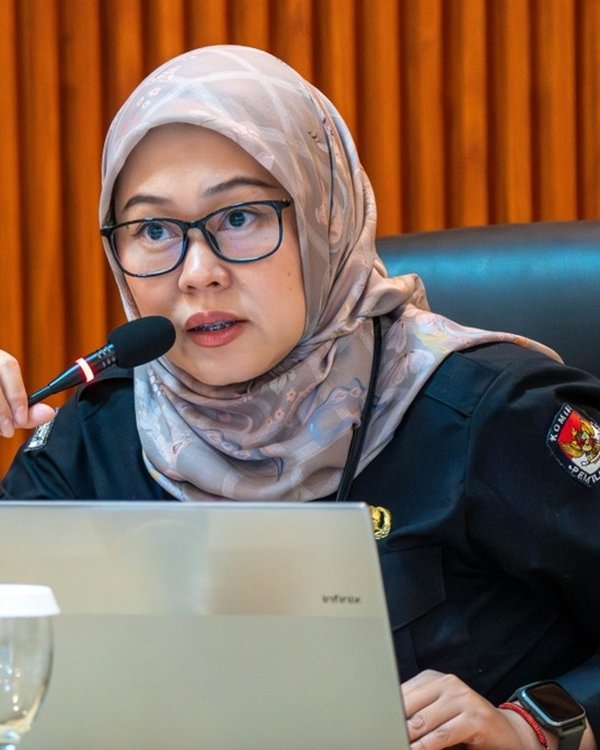 Foto Yunike Puspita memimpin rapat di KPU Provinsi Jawa Barat